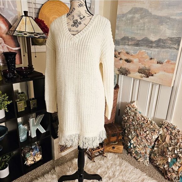 Acoa V- Neck Fringe Detail Acrylic, Chunky Stylish  Knitted Sweater. - Picture 1 of 13